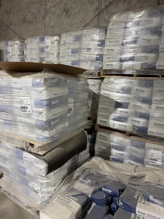Tarimas emplayadas de sacos de capa base Senergy listas para cargar